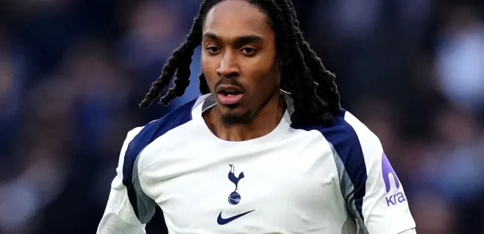 Joueur de Tottenham courant sur le terrain