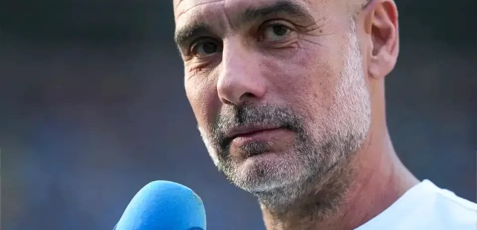 Entraîneur parlant devant un microphone lors d'une interview
