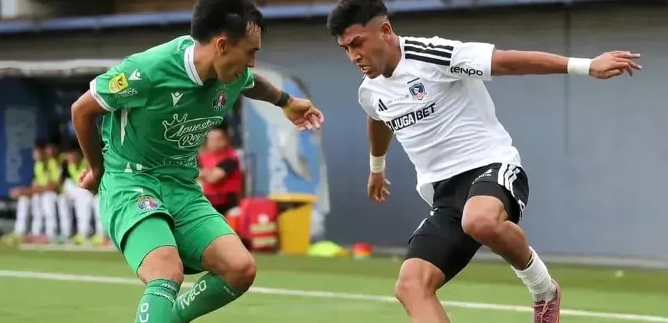 Deux joueurs se disputant le ballon pendant un match