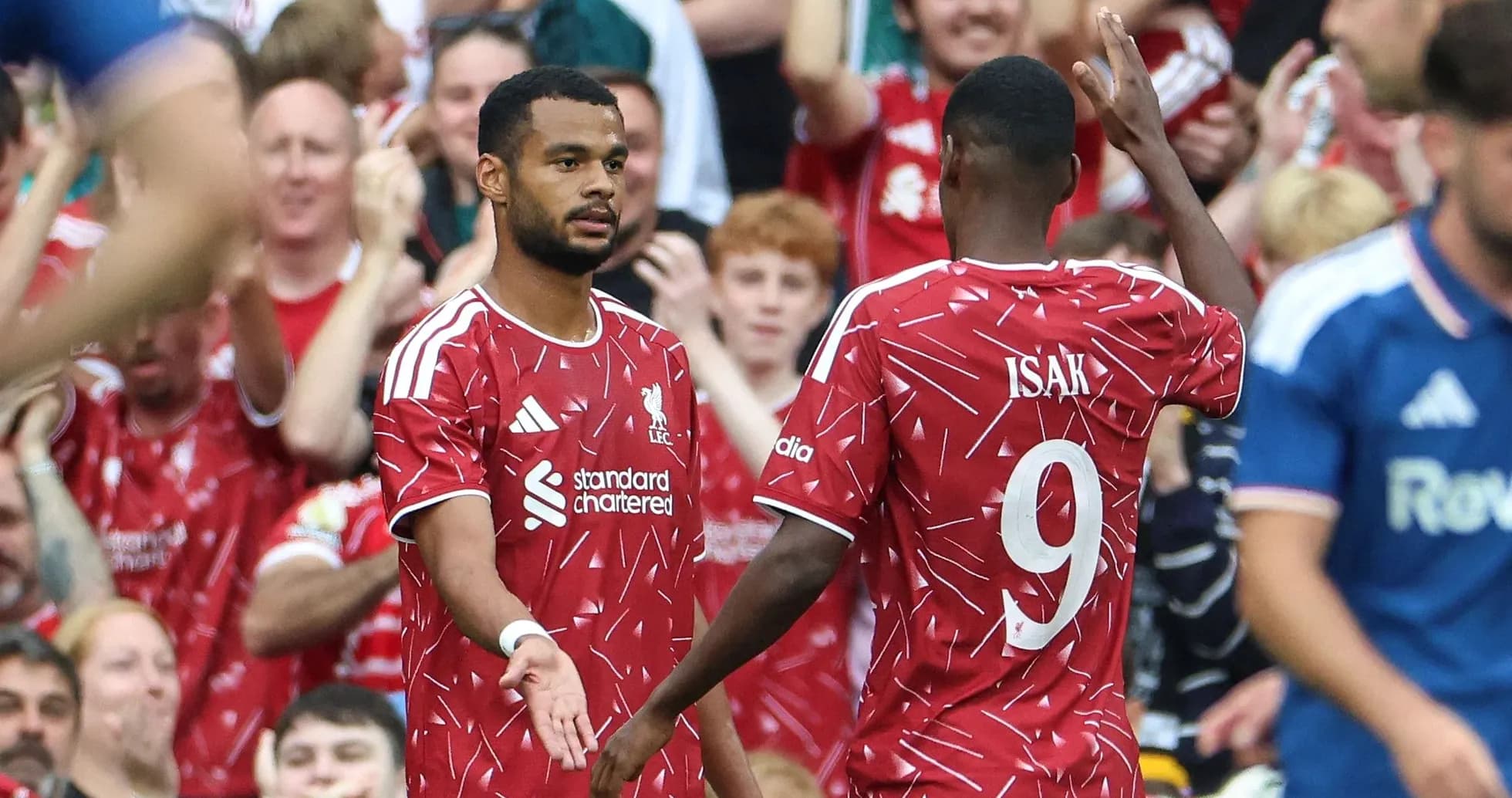 Joueurs de Liverpool célébrant un but avec les fans