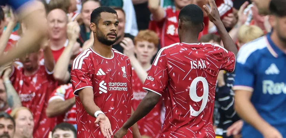 Joueurs de Liverpool célébrant un but avec les fans