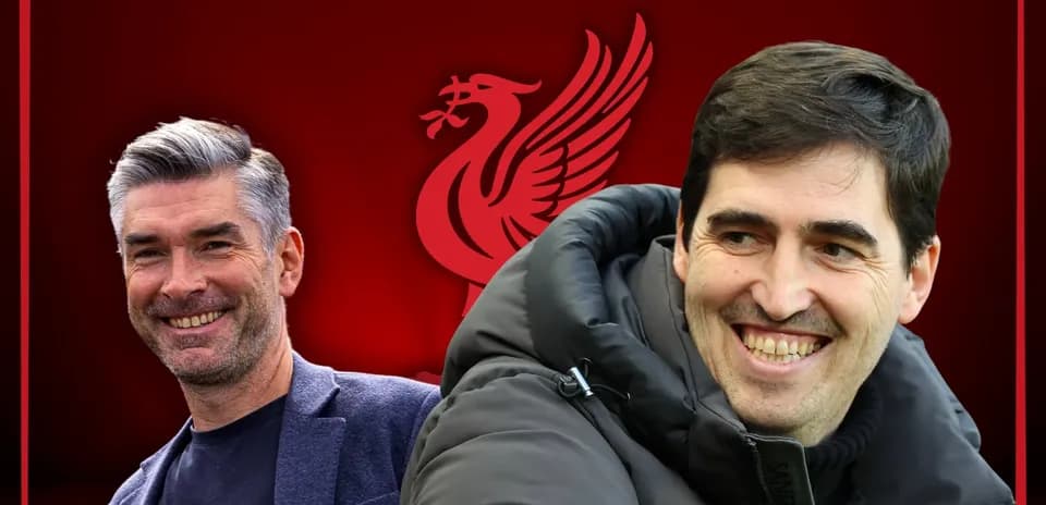 Deux entraîneurs souriant devant le logo de Liverpool