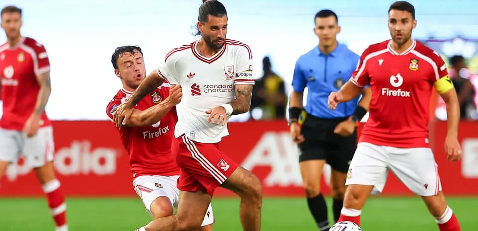Joueur dribblant sous la pression d'un adversaire