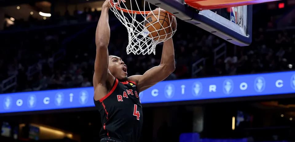 Joueur des Raptors dunkant dans le panier