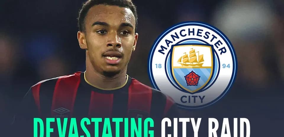 Joueur en maillot noir et rouge avec logo de Manchester City