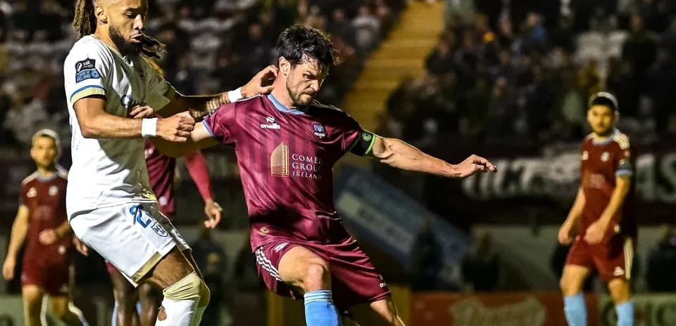 Joueurs en duel lors d'un match de football