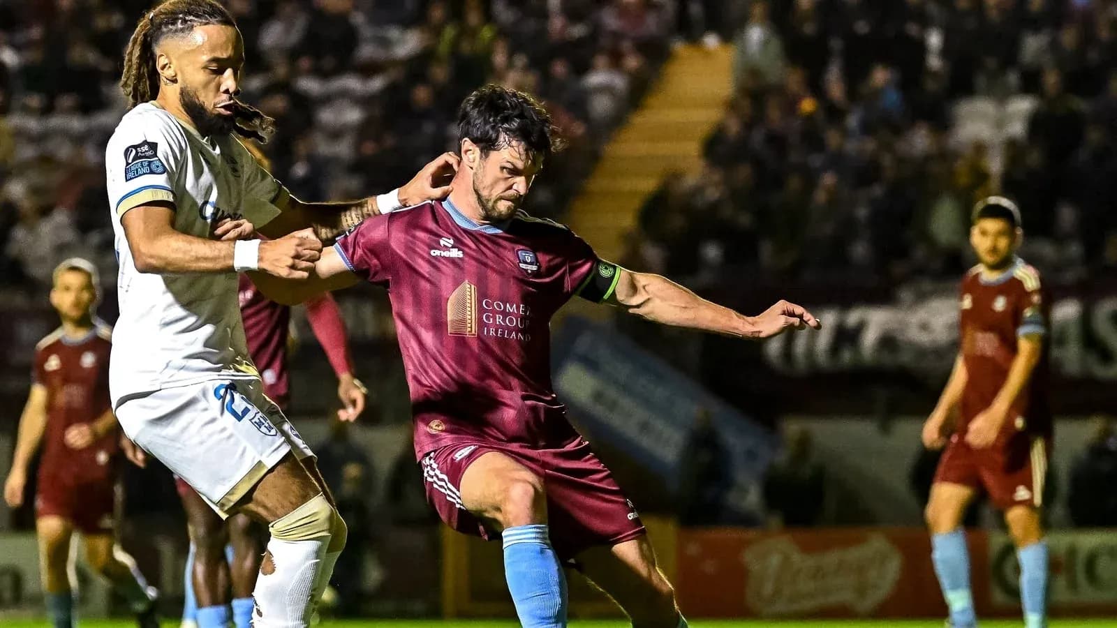 Joueurs en duel lors d'un match de football
