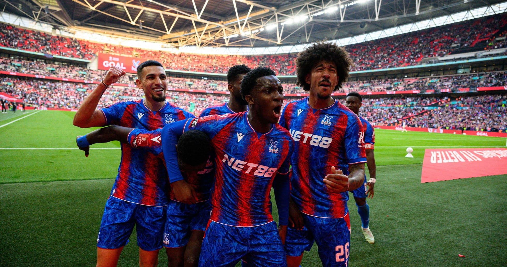 Joueurs de Crystal Palace célébrant un but à Wembley
