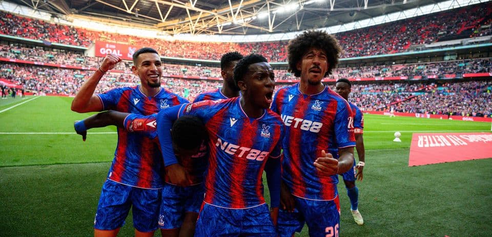Joueurs de Crystal Palace célébrant un but à Wembley