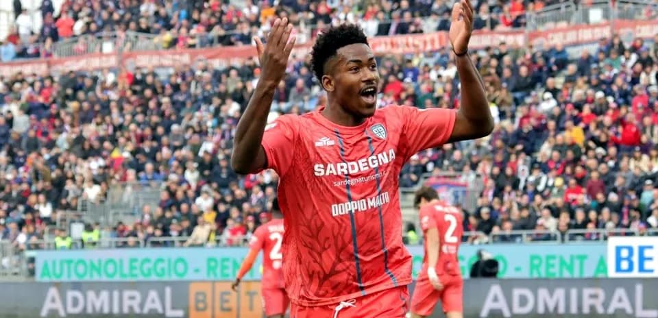 Joueur célébrant un but au stade avec des supporters
