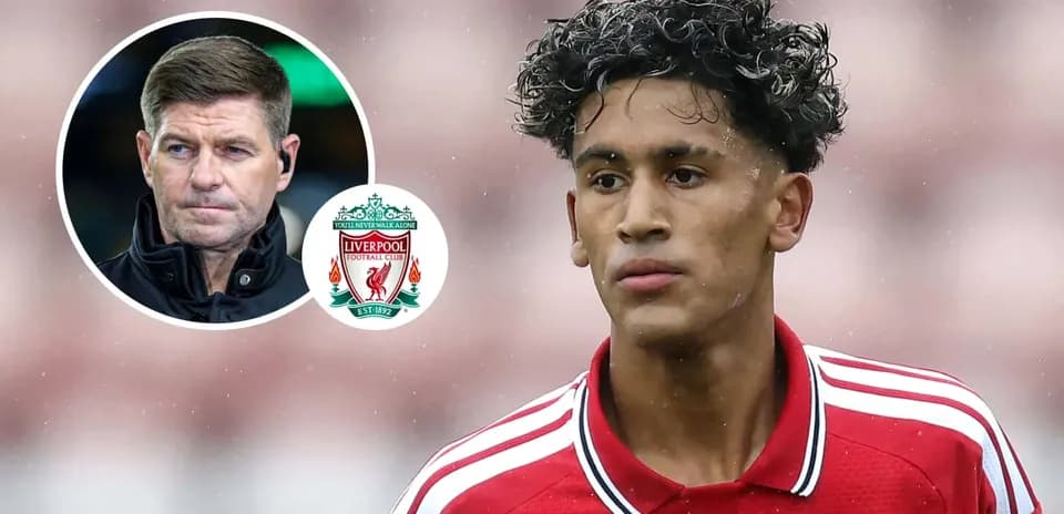 Joueur de Liverpool en maillot rouge pendant un match