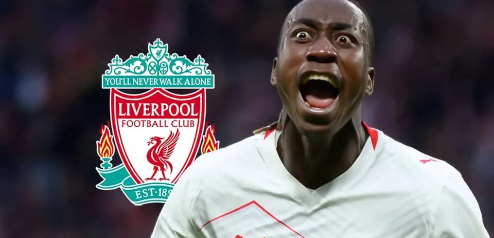 Joueur célébrant avec le logo de Liverpool en arrière-plan