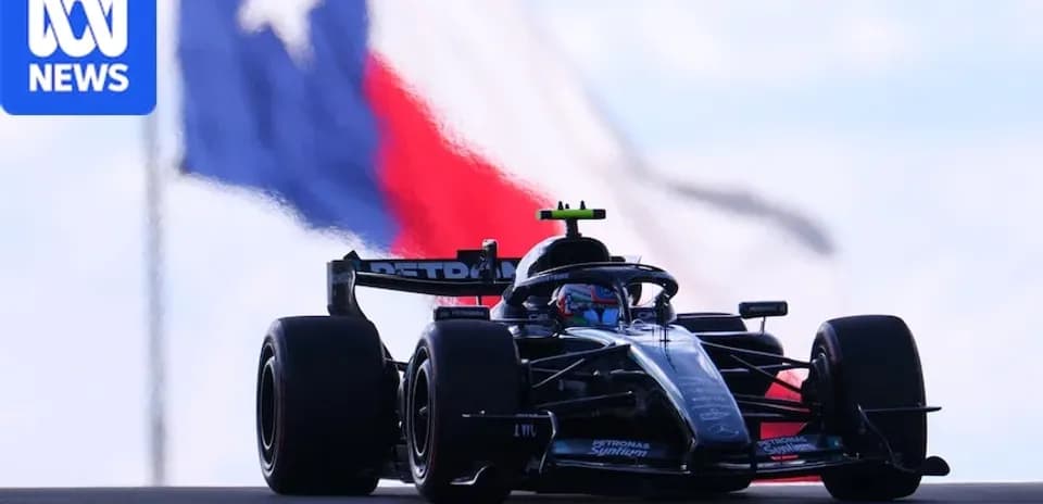 Voiture de F1 sur circuit avec drapeau du Texas en arrière-plan