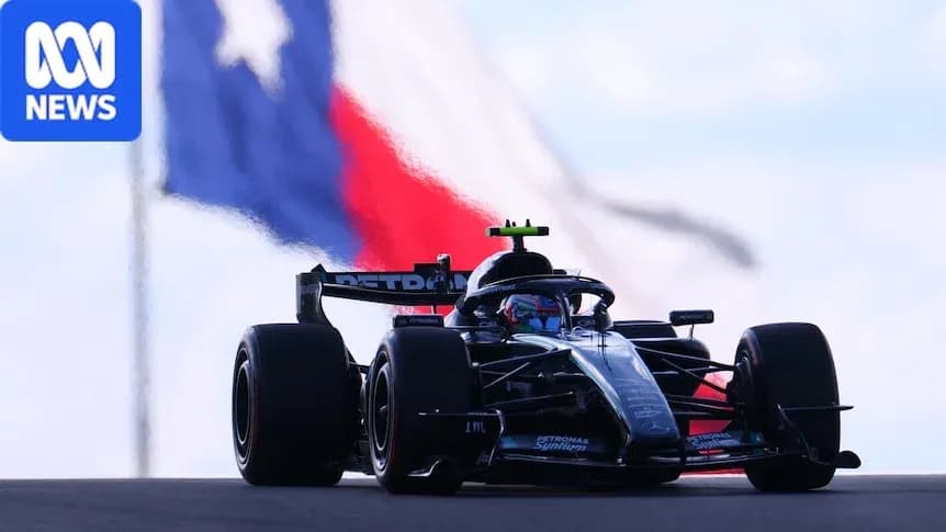 Voiture de F1 sur circuit avec drapeau du Texas en arrière-plan