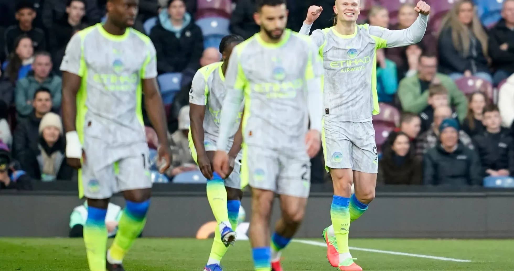 Joueurs de Manchester City célébrant un but