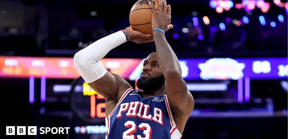Joueur tirant au panier lors d'un match de basketball