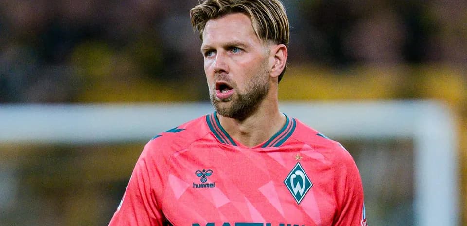 Gardien de but en maillot rose pendant un match