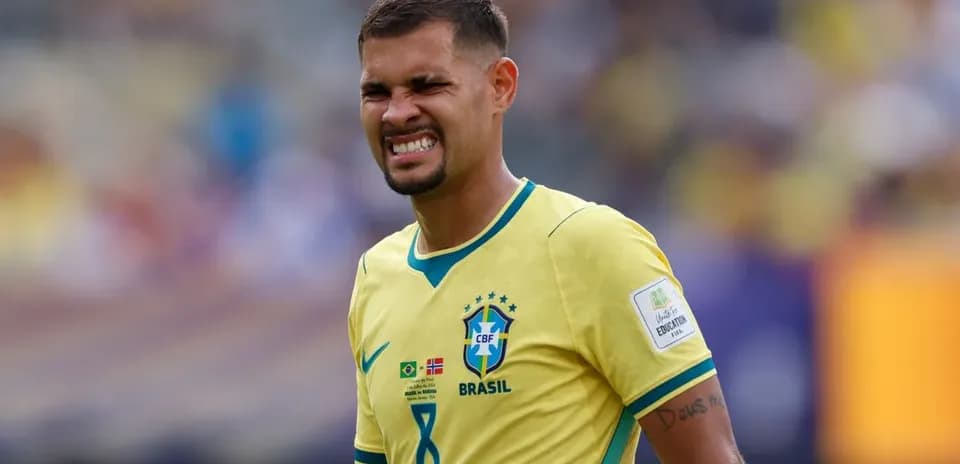 Joueur brésilien en maillot jaune sur le terrain