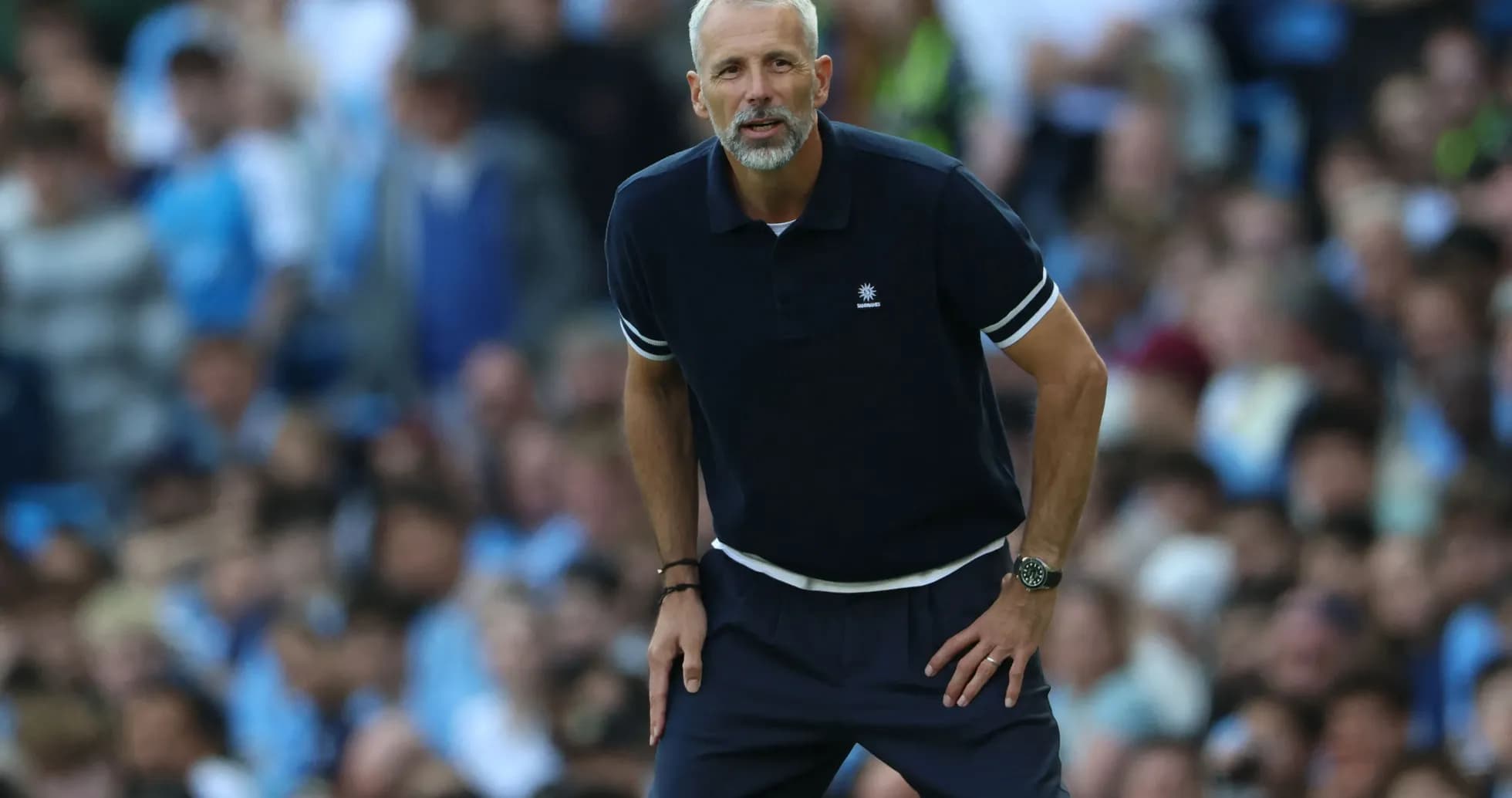 Entraîneur sur le bord du terrain pendant le match