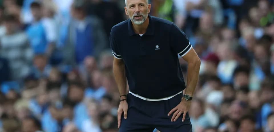 Entraîneur sur le bord du terrain pendant le match