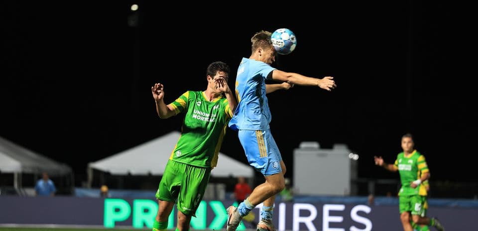 Joueurs en duel lors du match de football