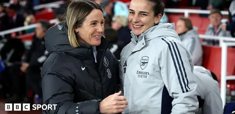 Deux entraîneuses discutant sur le banc de touche