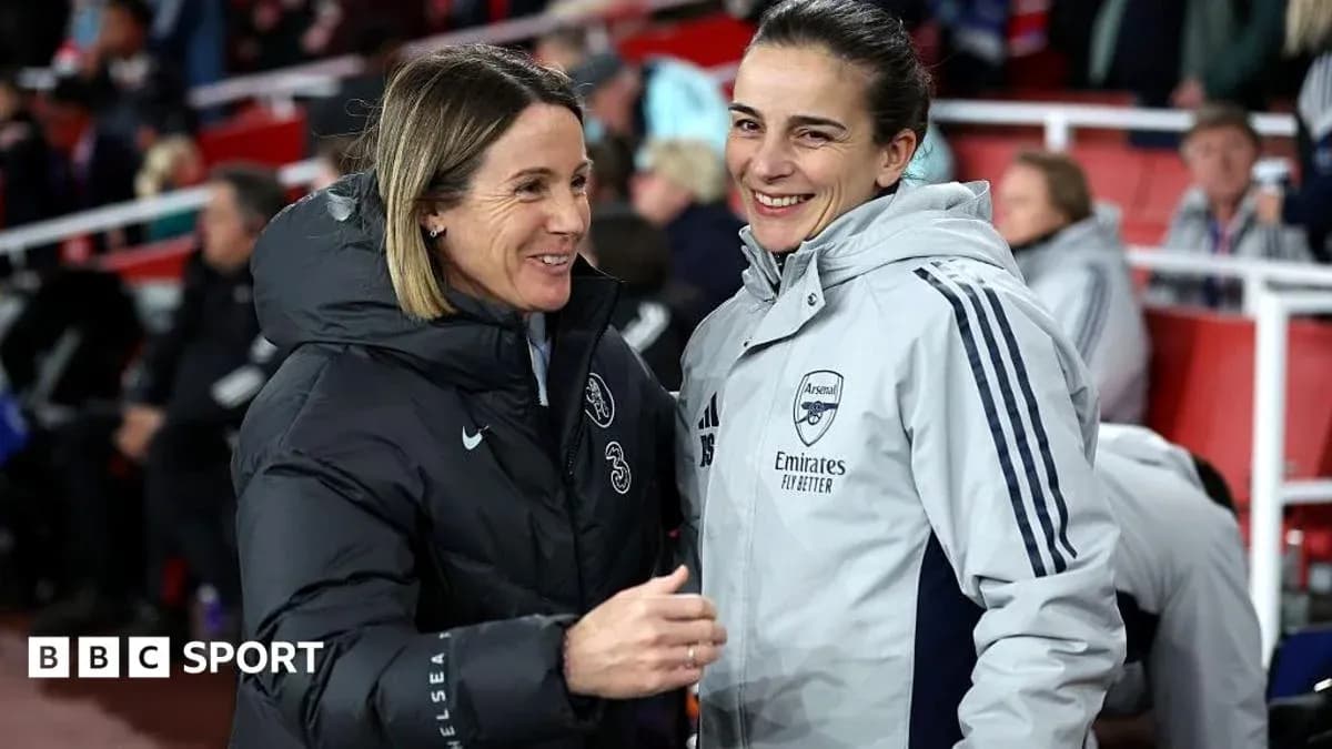 Deux entraîneuses discutant sur le banc de touche