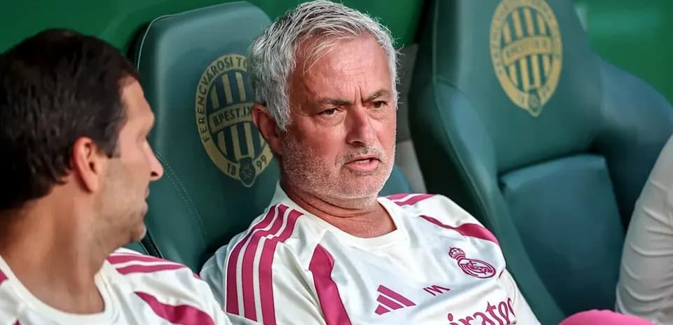 Entraîneur et joueur assis sur le banc de touche