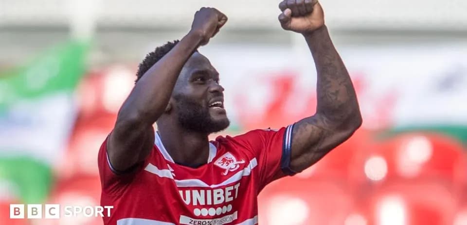 Joueur célébrant un but avec les bras levés