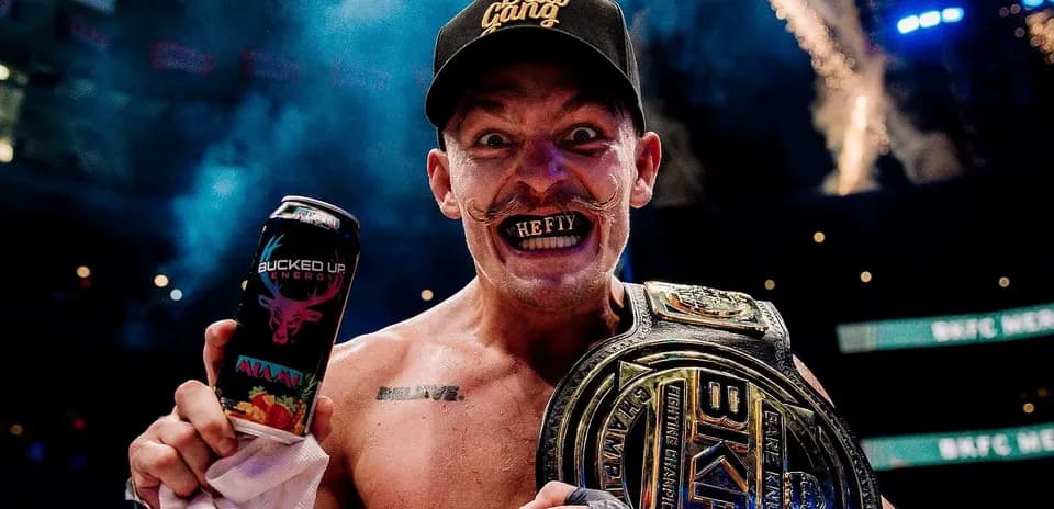 Lutteux célébrant avec ceinture et boisson énergisante