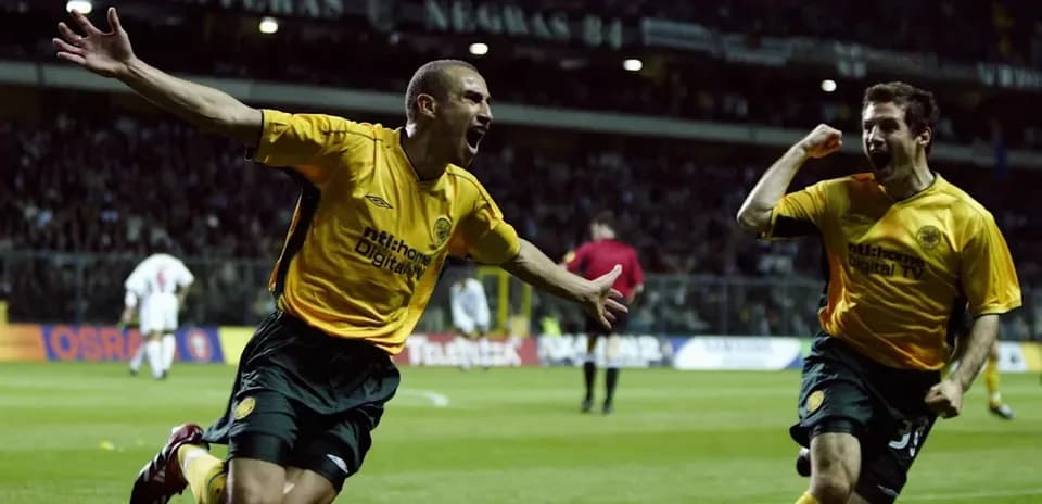 Joueurs célébrant un but sur le terrain
