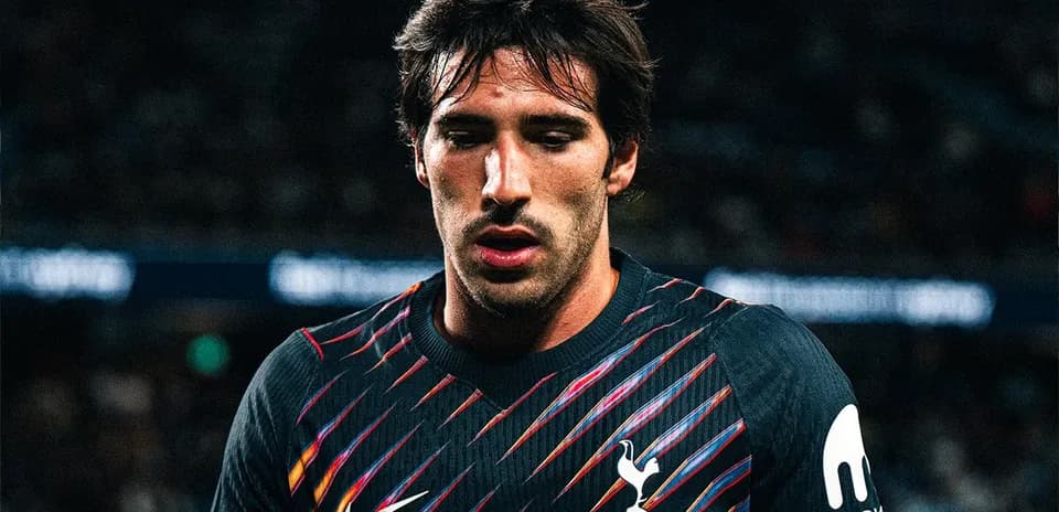 Joueur de Tottenham portant un maillot noir