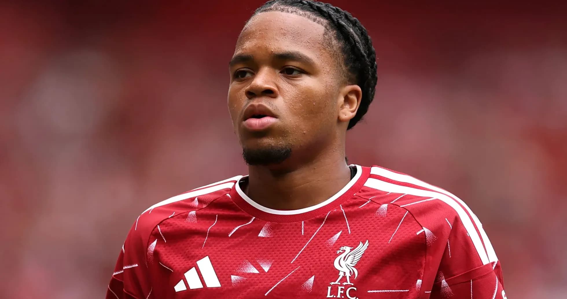 Joueur de Liverpool en maillot rouge sur le terrain