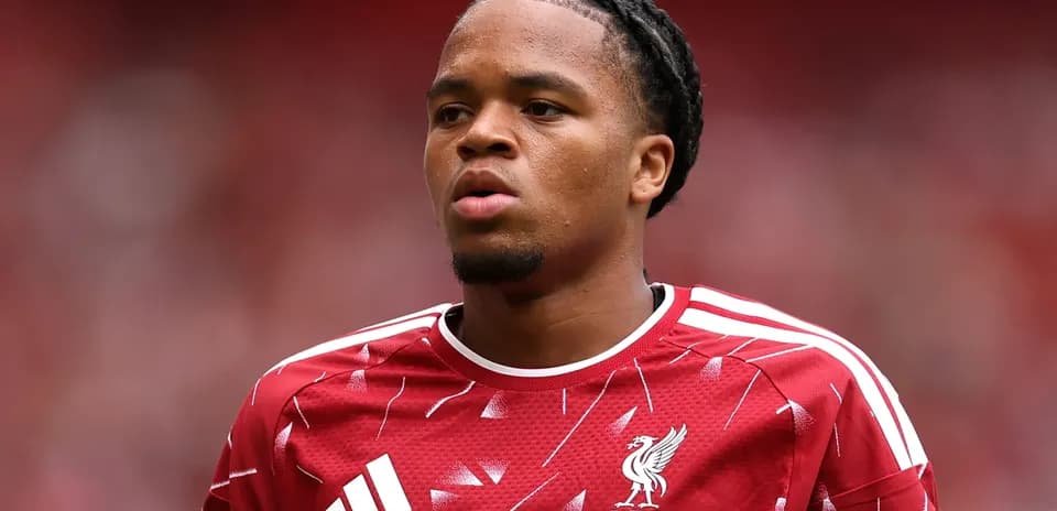 Joueur de Liverpool en maillot rouge sur le terrain