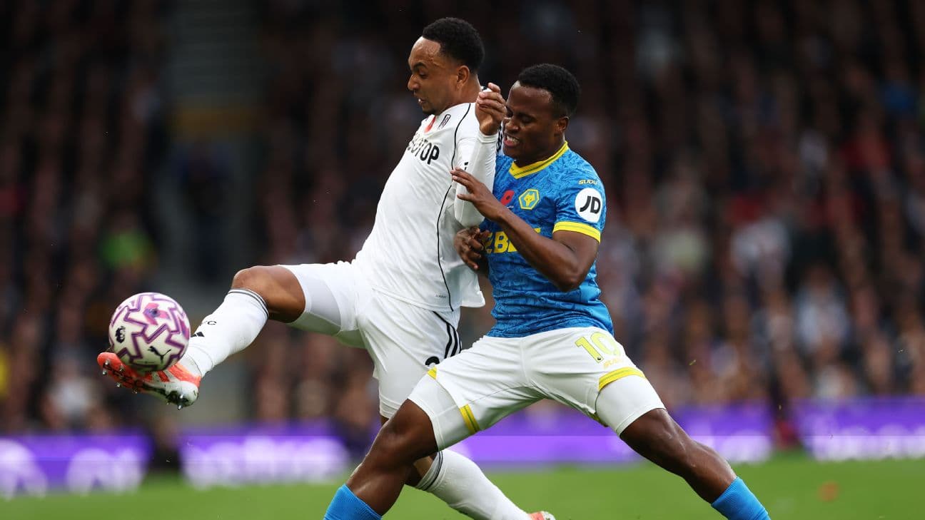 Deux joueurs en compétition pour le ballon