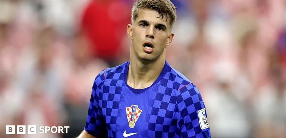 Joueur croate en maillot à carreaux lors du match