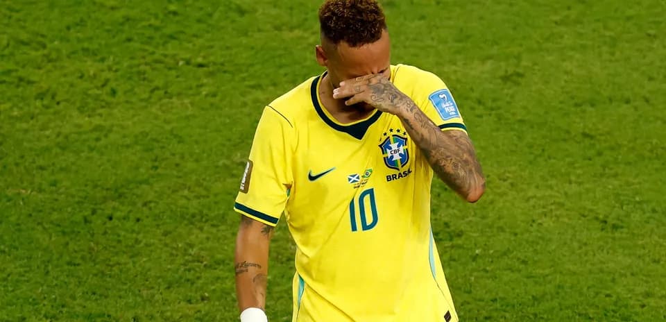 Joueur de l'équipe du Brésil en pleurs sur le terrain