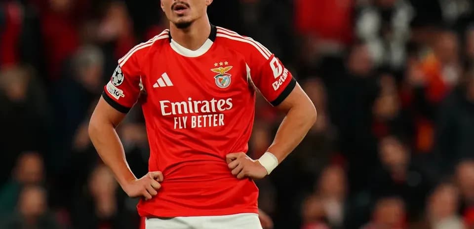 Joueur de Benfica avec maillot rouge sur le terrain