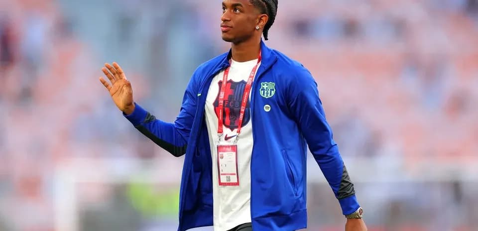 Joueur saluant avant le match au stade