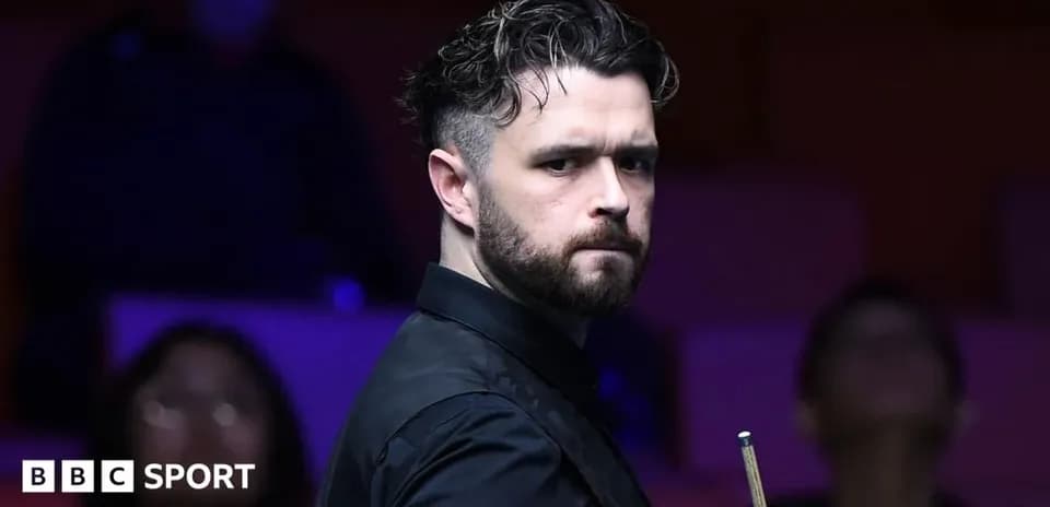 Joueur de snooker avec une queue, regard intense