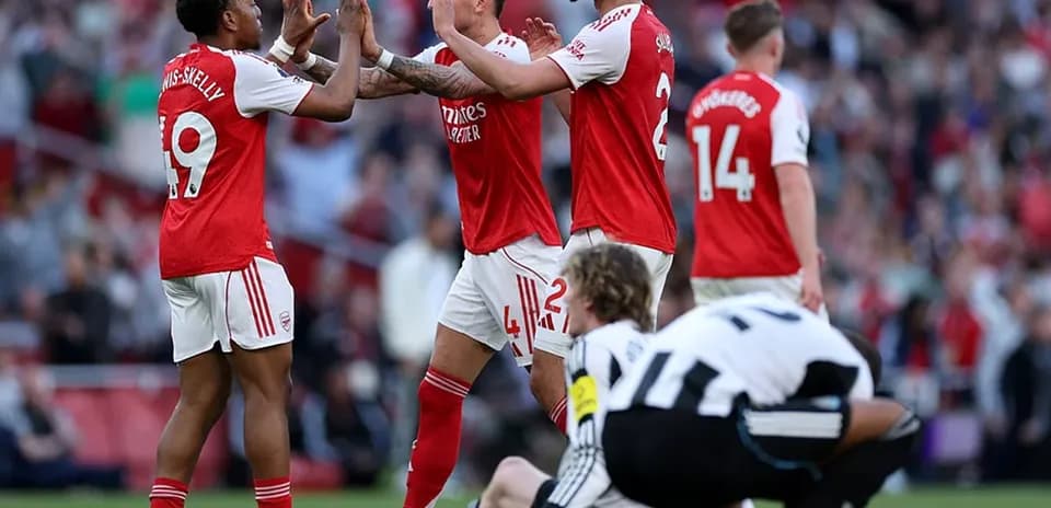 Joueurs d'Arsenal célèbrent un but contre Newcastle