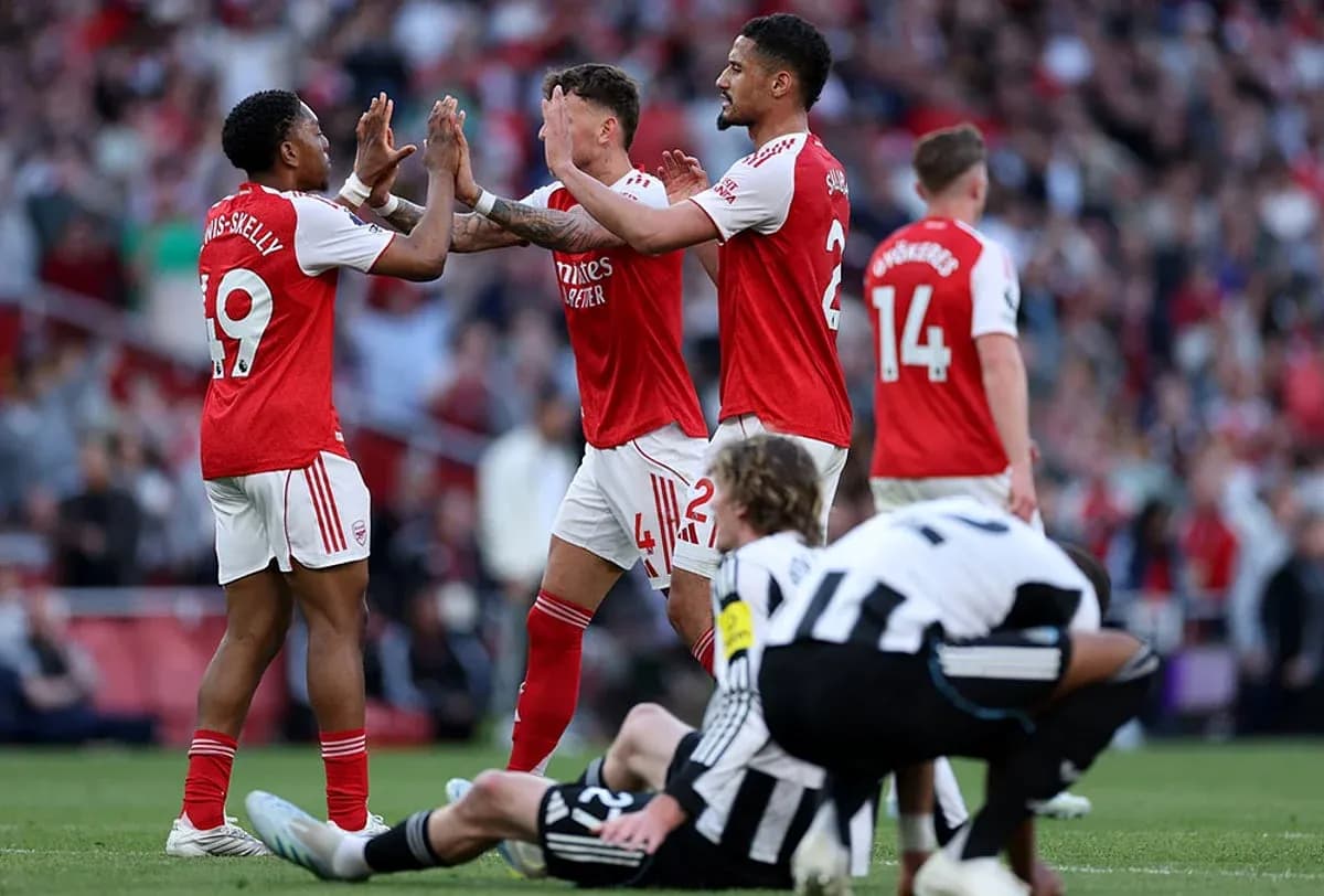 Joueurs d'Arsenal célèbrent un but contre Newcastle