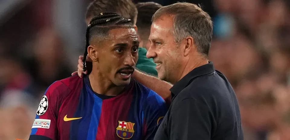 Joueur du FC Barcelone discutant avec entraîneur sur le terrain