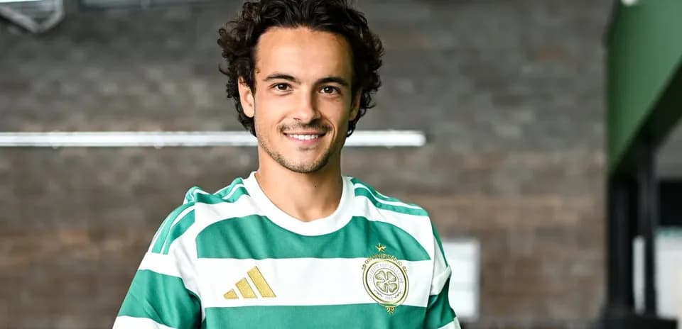 Joueur portant un maillot rayé vert et blanc