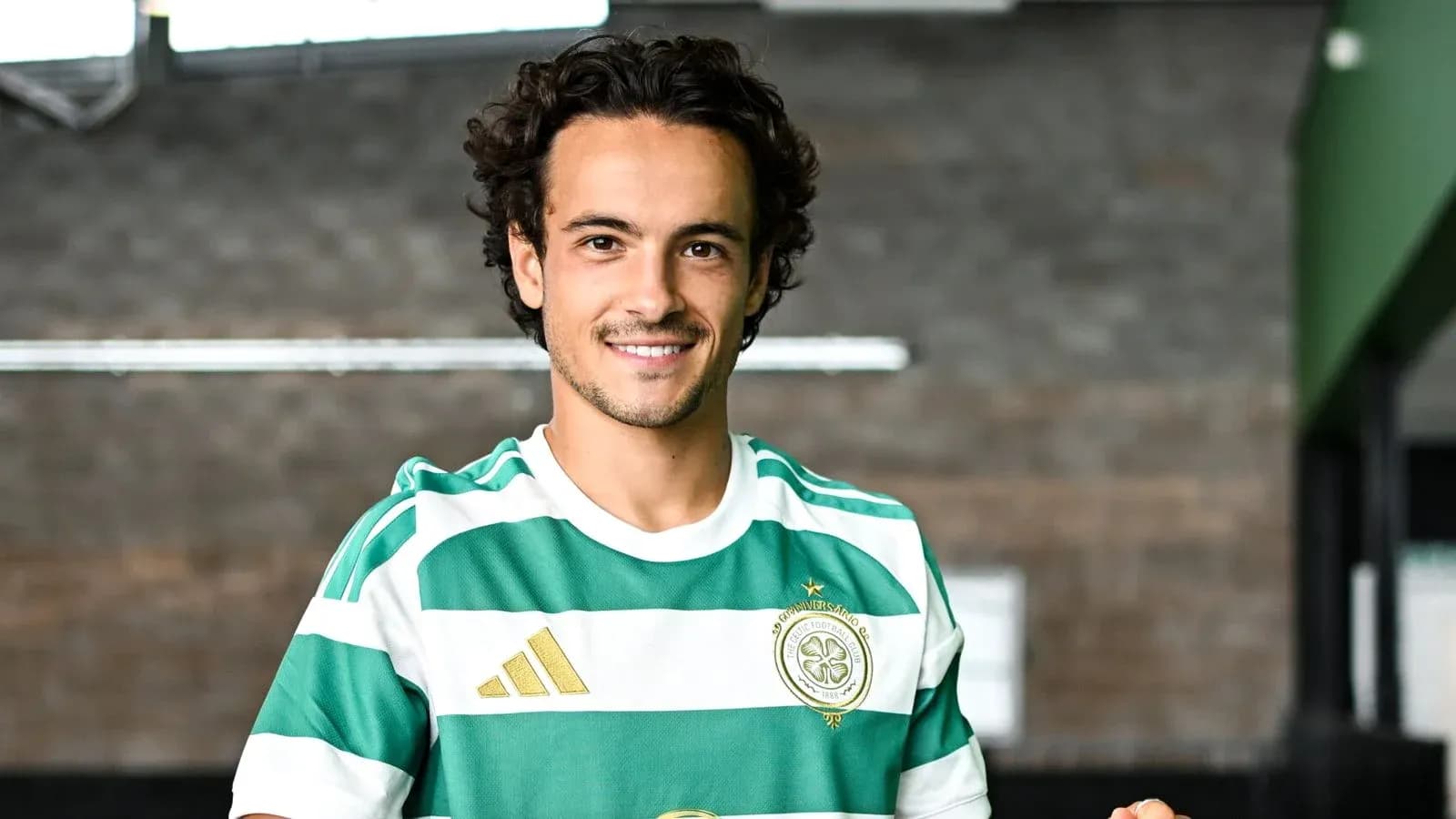 Joueur portant un maillot rayé vert et blanc