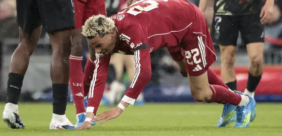Joueur au sol touchant le terrain pendant le match