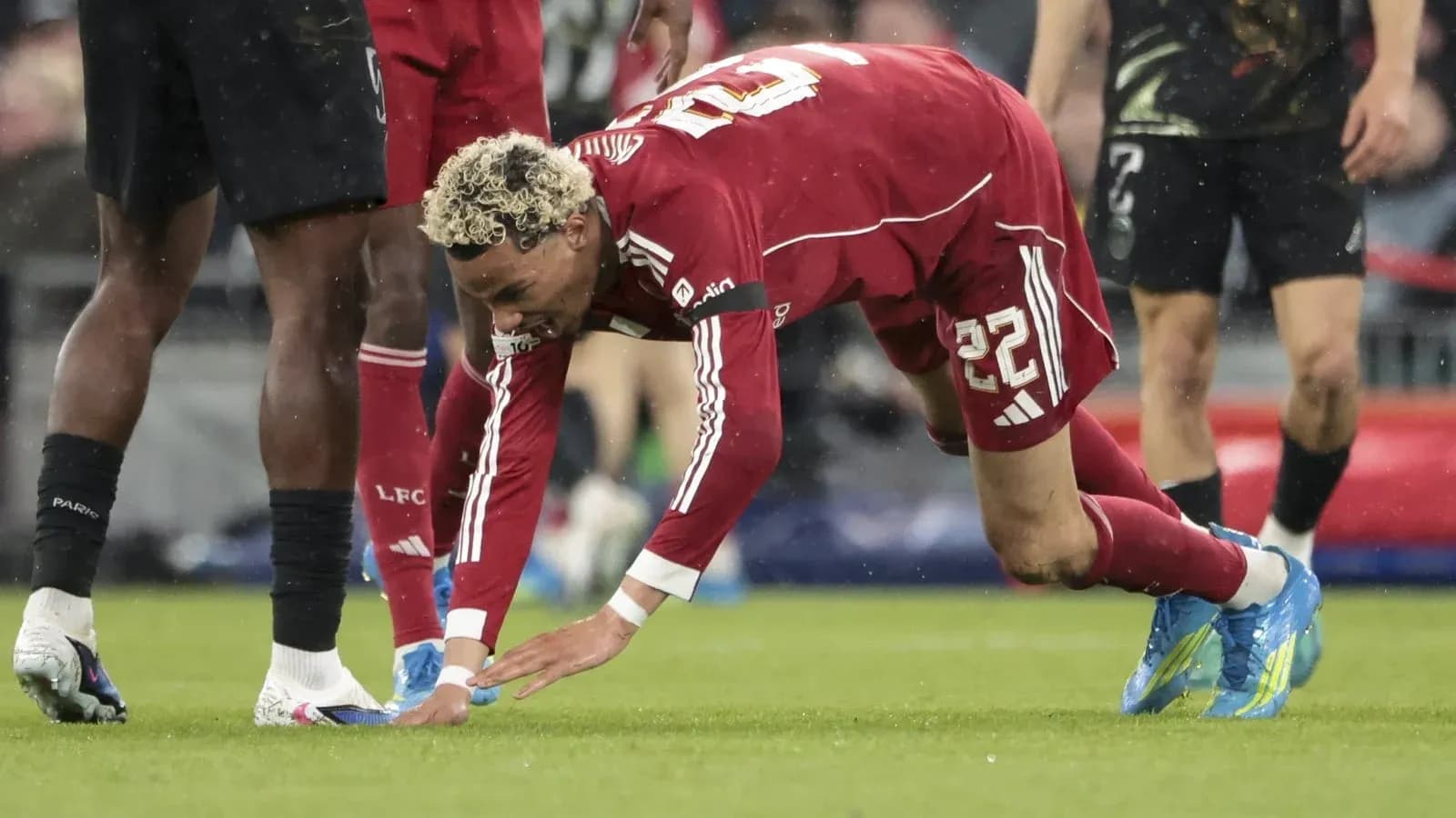 Joueur au sol touchant le terrain pendant le match
