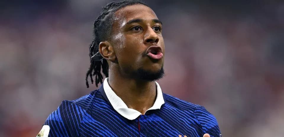 Joueur de football s'exprimant sur le terrain