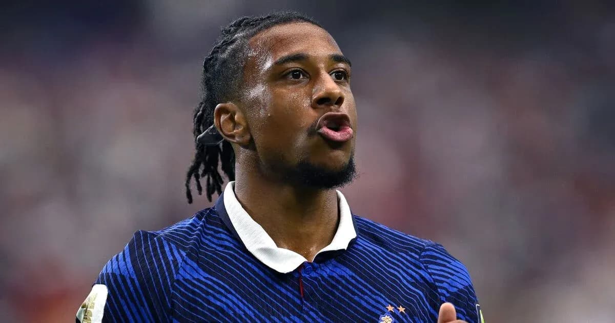 Joueur de football s'exprimant sur le terrain