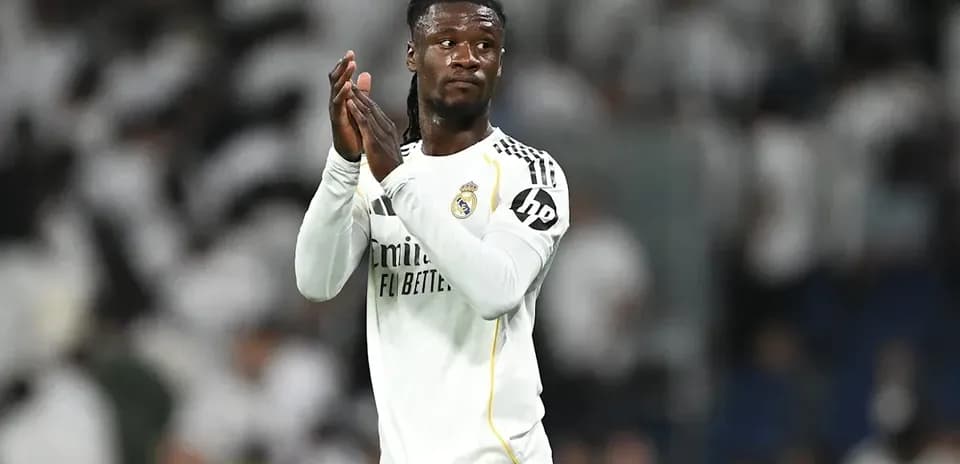 Joueur applaudissant après un match de football